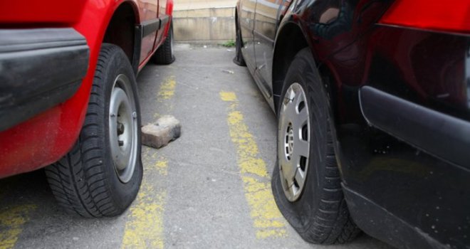 Vandali izbušili gume ne pet automobila u ulicama Džemala Bijedića i Humska