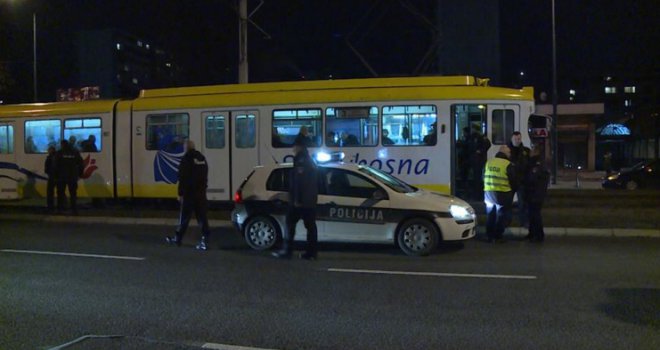 Drama na Socijalnom: Naoružane osobe opljačkale Intesa SanPaolo banku, pa pobjegle u tramvaj