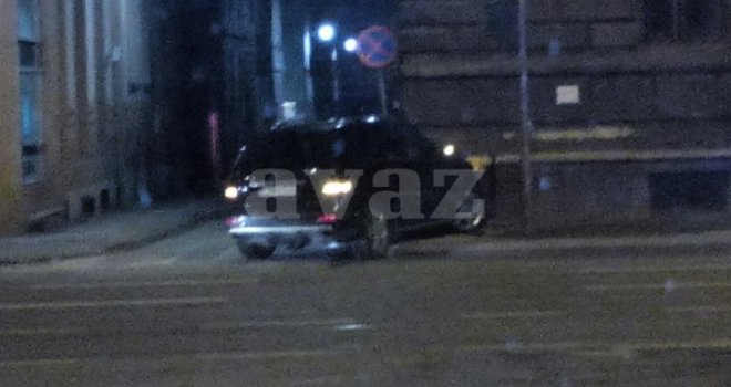 Automobilom se u centru Sarajeva zabio u zgradu, povrijeđene dvije osobe