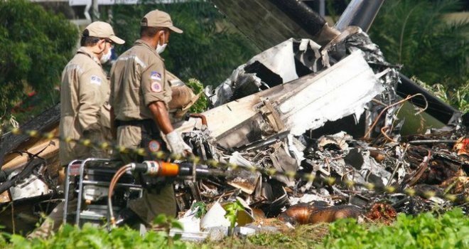 Avion se srušio na autobus, šest osoba poginulo