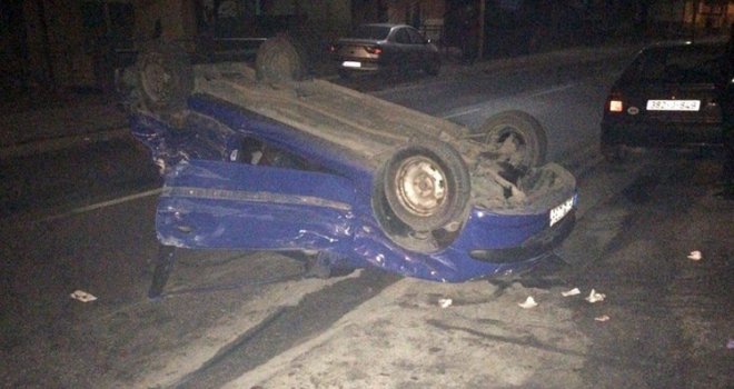 Teška saobraćajna nesreća u Tuzli: Peugeot se prevrnuo na krov, povrijeđene dvije osobe