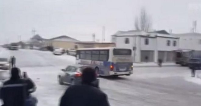 Pazi, autobus: Pogledajte hrabrog vozača kako prolijeće kroz potpuno zaleđenu raskrsnicu
