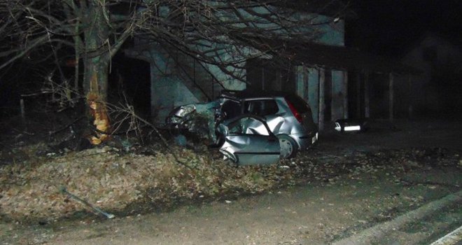 U teškom udesu poginuo 19-godišnjak, jedna osoba povrijeđena