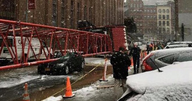Velika dizalica pala na ulicu na Manhattanu, najmanje jedna osoba poginula