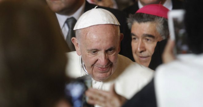 Papa šokirao Vatikan: Oženjeni će moći biti svećenici? A šta je sa ženama?
