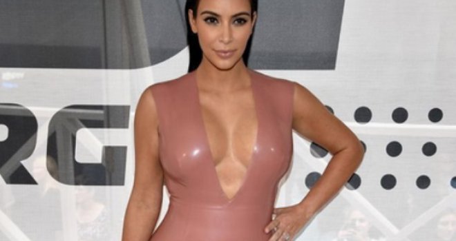 Kim Kardashian ima milione, kupa se u suhom zlatu, ali ne može da se izliječi: Teška bolest se proširila po cijelom tijelu i licu 