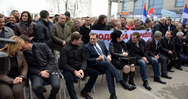 Dodik u Bijeljini na saboru osumnjičenom Pavloviću i radnicima banke