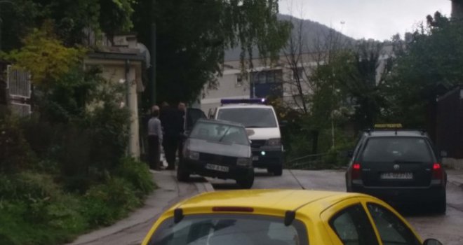 Najgluplji lopov u BiH: Htio opljačkati garažu, vrata se automatski zaključala, pa čekao policiju da mu ih otvori!