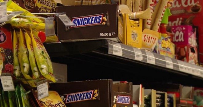 Ne kupujte Snickers čokoladice, povlače se s tržišta zbog pronađenih komada PLASTIKE!