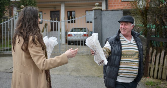 Građani zatečeni lijepom gestom domaće kompanije: KLAS na ulicama Sarajeva dijelio hljeb!