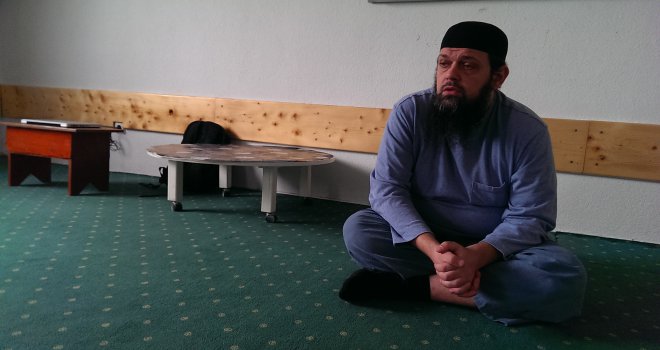 Iz paradžemata u Tuzli tvrde: Mi moramo negdje klanjati, a ako im smetamo, to ćemo raditi na livadi