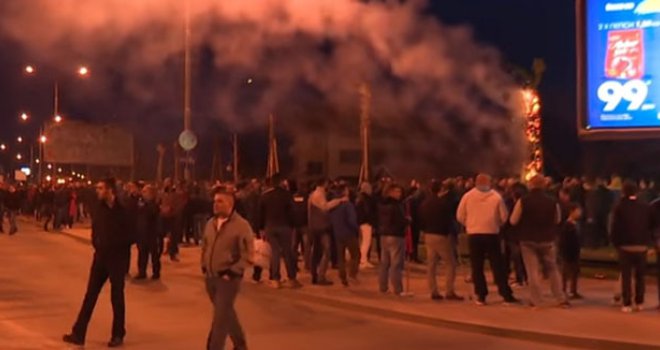 Haos u Skoplju zbog ogromnog metalnog križa: Makedonci se sukobili s Albancima, a onda su svi policiju zasuli kamenjem