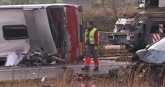 Tragedija u Španiji: U sudaru studentskog autobusa i automobila poginulo najmanje 14, a povrijeđeno 30 osoba