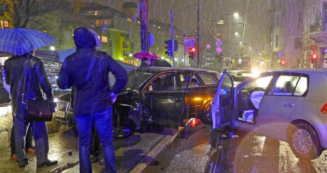 Sarajevo: Saobraćajna nesreća izazvala kolaps u centru grada, jedna osoba povrijeđena