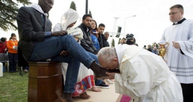 Papa Franjo, daleko od svakog nasilja: Na Veliki četvrtak oprao noge muslimanima i pravoslavcima, svi su plakali...