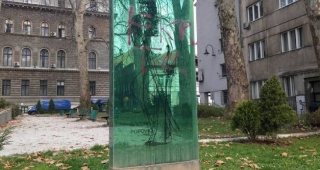 Sarajevo: Vandali uništili spomenik Davorinu Popoviću, legendarnom pjevaču Indexa