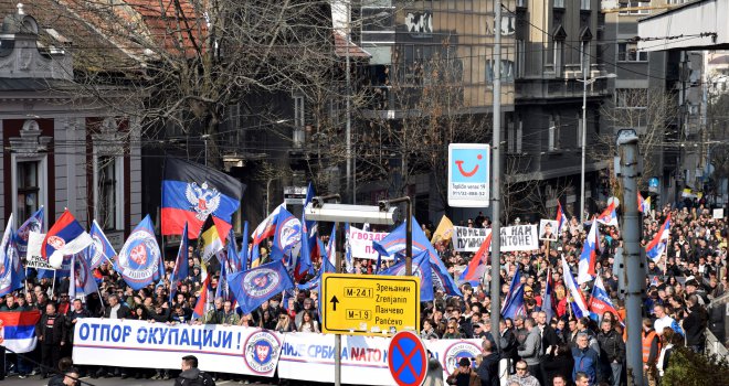 Oko dvije hiljade ljudi na anti-NATO protestima u Beogradu: Nije Srbija kolonija!