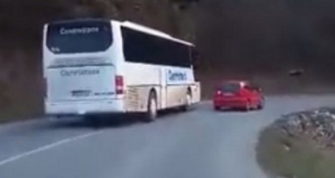 Evo ko vozi bh. građane: Vozač autobusa pretiče u krivini, na punoj liniji...