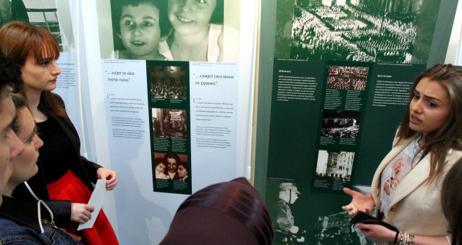 U Galeriji Novi hram otvorena izložba o jevrejskoj djevojčici Anne Frank