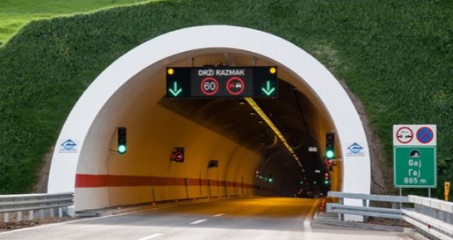 Saobraćajna nereća u tunelu Gaj: Udes automobila i dva motocikla, ima povrijeđenih