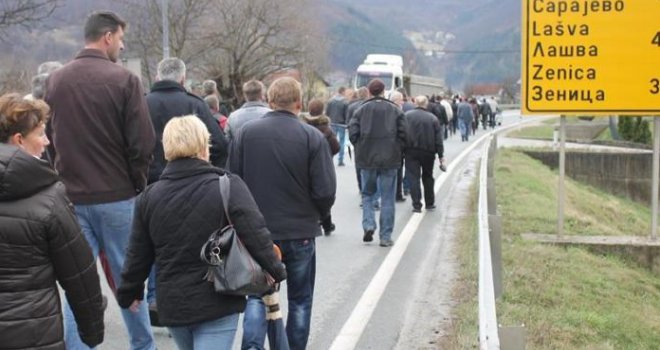 Radnici Krivaja-Mobela ponovno blokirali saobraćaj na magistralnom putu M-17