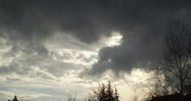 Tamni oblaci sa zapada stižu iznad BiH, meteorolozi najavljuju: Svaki dan olujni vjetar, pljuskovi, gromovi...