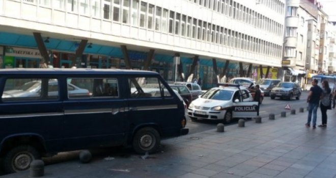 Konačno, a trebalo je davno: Kraj bahatim vozačima koji automobilima divljaju kroz Titovu ulicu u Sarajevu...