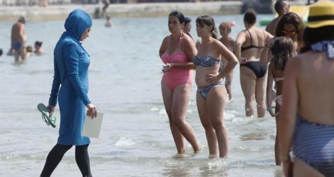 Ne ide, pa ne ide: Iako je ukinuta zabrana, lokalci opet otjerali muslimanku u burkiniju s plaže