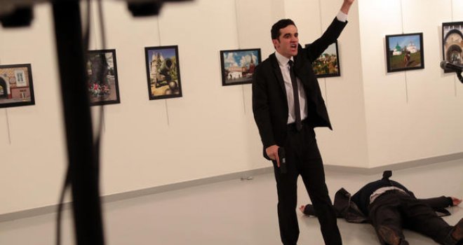 Objavljen i snimak napada: Nakon atentata na izložbi preminuo ruski ambasador Andrey Karlov!