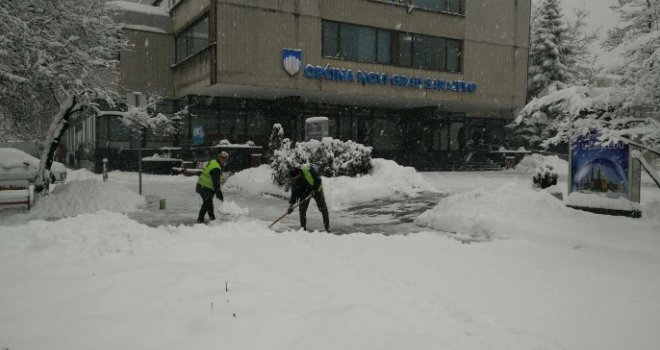 Sarajevo: Problem vozačima stvara novih 15 centimetara snijega, prestanak padavina tek sutra