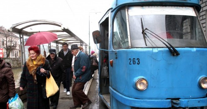 Kako se džepari po sarajevskim tramvajima: Njemu pozli, plavooka trudnica priskoči u pomoć, a treći... 