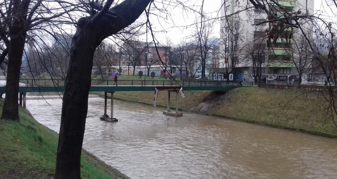 Vilsonovo puno šetača bez maski, sarajevska policija piše kazne od 500 KM