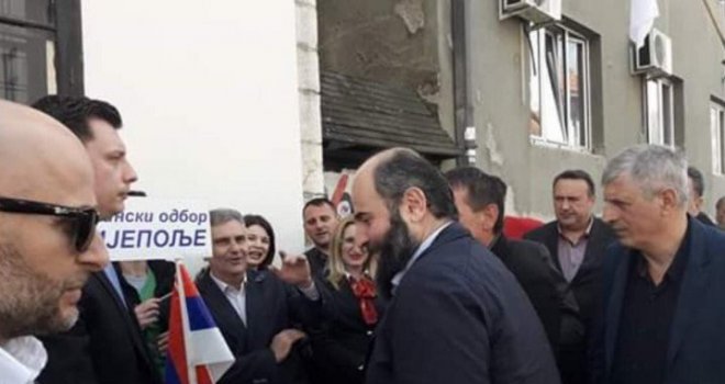 Muamer Zukorlić prošetao crvenim tepihom, pa pozvao Bošnjake da glasaju za Vučića: 'Dobar predsjednik države za sve'