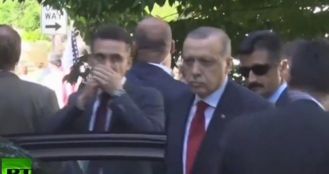 Pogledajte reakciju Erdogana dok njegovo osiguranje udara demonstrante u Washingtonu