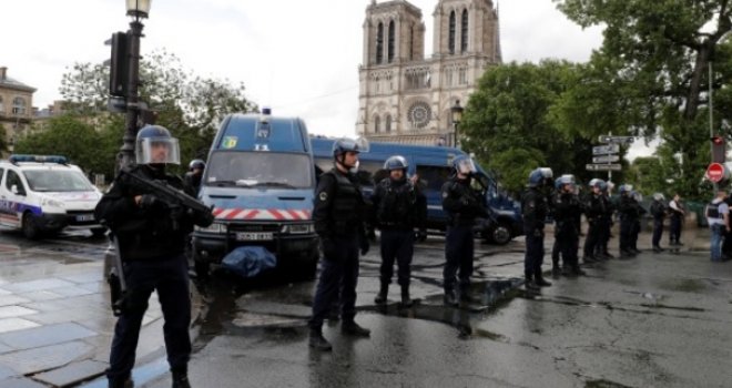 Policija ranila napadača s maljem kod katedrale Notre Dame: Uzvikivao 'Ovo je za Siriju!'