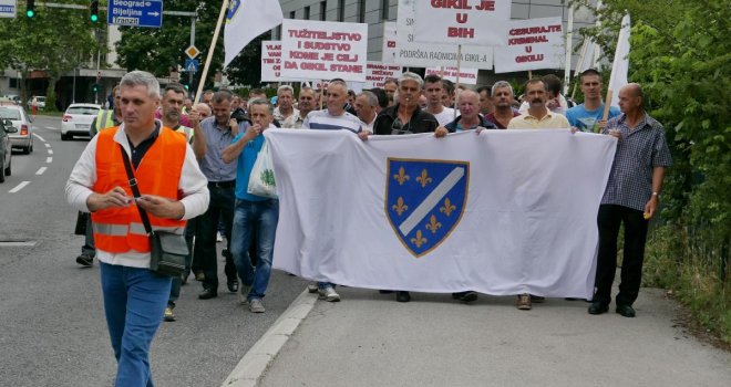 Više od 300 radnika GIKIL-a protestuje u Tuzli: Uzvikuju 'Bego, lopove' i 'Bakire, GIKIL je u BiH'