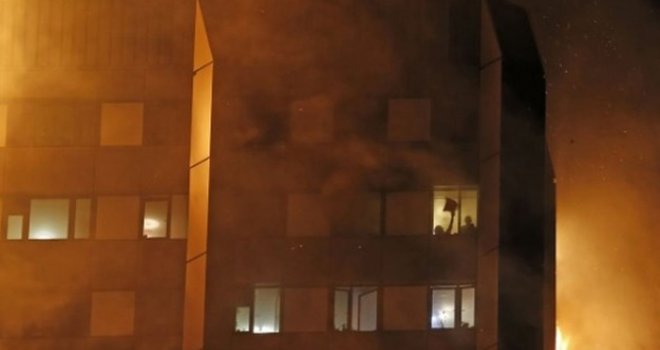 Na Facebooku uživo emitovala jezivi snimak iz zapaljenog nebodera: Na arapskom jeziku moli za spas, pa...
