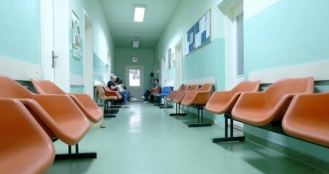 Prijem pacijenata preko štela na UKC Tuzla: 'Puna čekaonica, a ona preko reda'