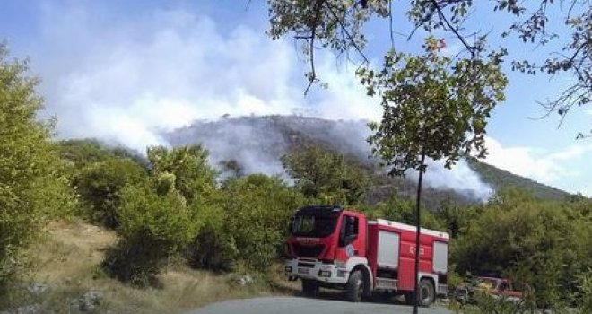 Vjetar ponovo rasplamsao šumski požar kod Trebinja