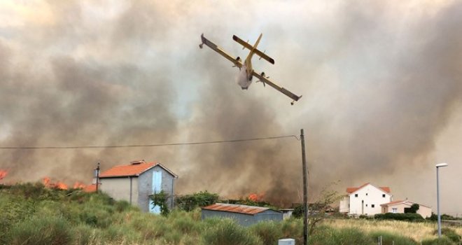 Kritično kod Trogira: Širi se veliki požar, u toku evakuacija turista