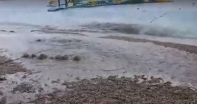 Prolaznici se guše u smradu: Na gradskoj plaži u Makarskoj izbila kanalizacija, u moru plivaju fekalije