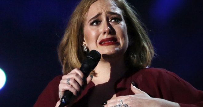 Ne može da radi ono što najviše voli: Slomljena Adele u suzama se obratila fanovima...