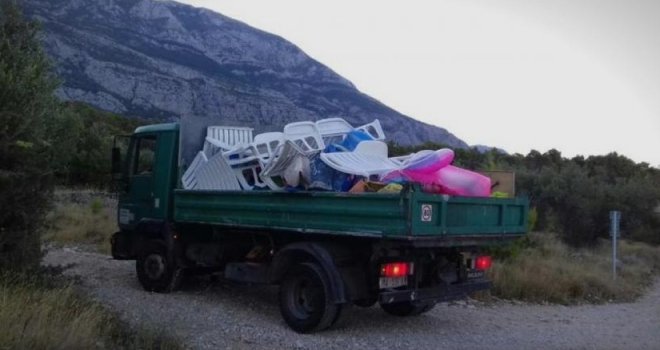 Komunalci u Makarskoj napunili kamion peškirima, ležaljkama i dušecima kojima su turisti čuvali mjesta na plaži