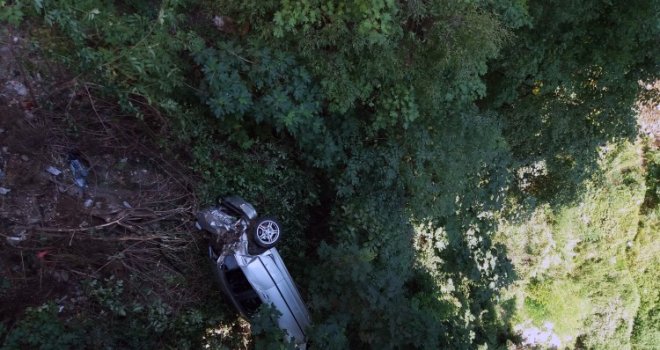 Izgubili kontrolu nad vozilom: Trojica mladića iz Konjica sletjela BMW-om sa mosta u Jablanici 