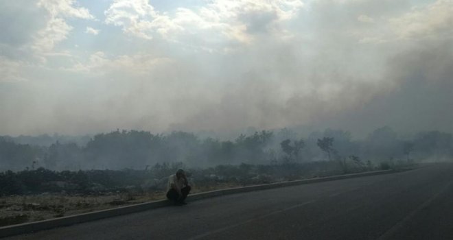 Aktivno nekoliko požara, helikopteri gase u Dretelju i Bileći