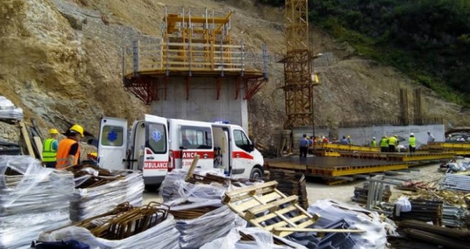 Drama na gradilištu u Zenici: Tri radnika teško povrijeđena nakon obrušavanja skele