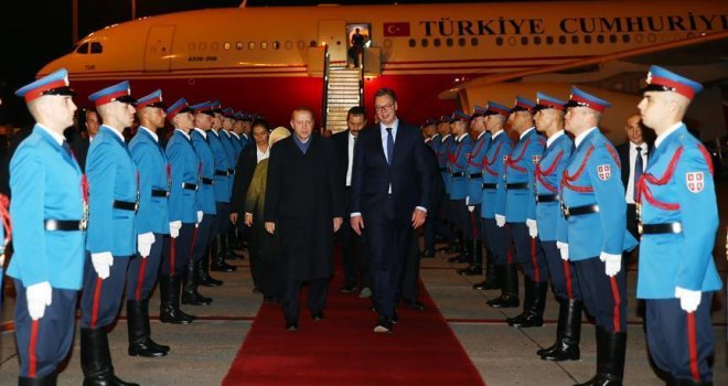 Erdogan stigao u Beograd: Na aerodromu ga dočekali Vučić i Brnabić