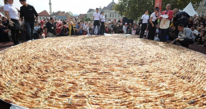 Tuzlaci oborili Guinnessov rekord: Mnogobrojni pratili  nastanak pite teške 650 kg i porcije sa 1.500 ćevapa