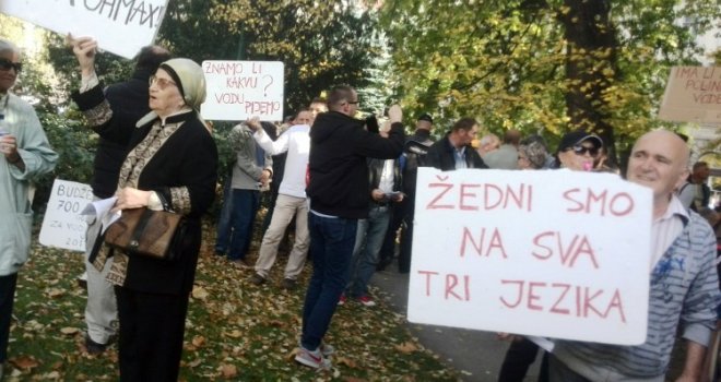 Sarajlije se sa zviždaljkama i transparentima okupili  ispred zgrade Vlade KS-a: Zašto nemamo vodu?  