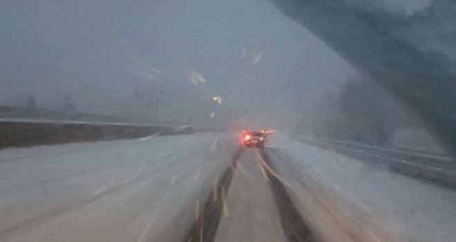 Kolaps zbog snijega: Zbog popriječenih teretnih vozila u prekidu saobraćaj na putu Kladanj-Stupari